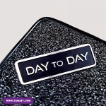 بج سینه نقره‌ای مات و براق تبلیغاتی مدل day