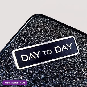بج سینه نقره‌ای مات و براق تبلیغاتی مدل day