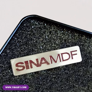 بج سینه نقره‌ای مات و براق تبلیغاتی مدل SINAMDF
