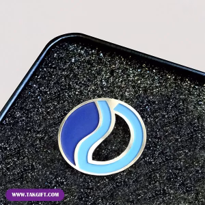 نمونه بج سینه تبلیغاتی پلی استری دایره D