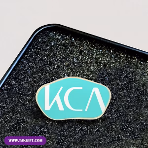 نمونه بج سینه تبلیغاتی پلی استری شرکت KCA