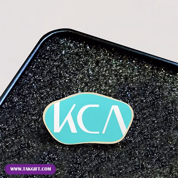 بج سینه-پلی استری-KCA نمونه بج سینه تبلیغاتی پلی استری شرکت KCA