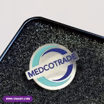 نمونه بج سینه تبلیغاتی پلی استری شرکت MEDCOTRAD