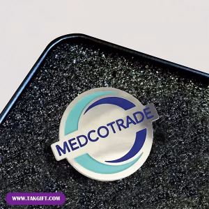 نمونه بج سینه تبلیغاتی پلی استری شرکت MEDCOTRAD